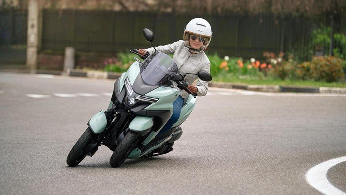 New Yamaha Tricity 125 versi 2025 hadir dengan desain baru yang agresif dan stop lamp mirip Nmax Neo. Dilengkapi panel digital TFT dan teknologi LMW untuk kenyamanan berkendara. (Foto: Dok. Yamaha Eropa)