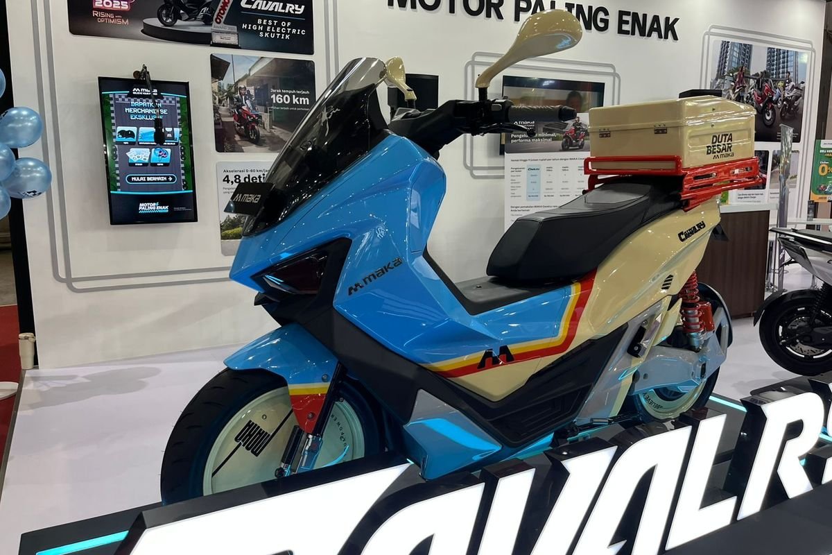 Modifikasi motor listrik MAKA Cavalry versi Duta Sheila On 7 tampil perdana di Jakarta Fair 2025.